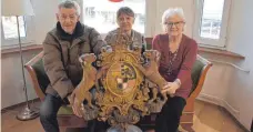 ?? FOTO: ANNA-LENA BUCHMAIER ?? August Dannegger, Karola Flemig und Barbara Liche (von links) mit dem Wappen, das für die Empfehlung des Fürsten steht.