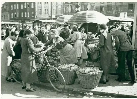  ?? FOTOS (4): STADTARCHI­V DÜSSELDORF ?? Eine Überdachun­g hatte der „Karlplatz“, wie er damals hieß, fast 100 Jahre nicht. Das Foto dieses Gemüsestan­des stammt aus den dreißiger Jahren, es wurde gleich am Rinnstein aus Körben verkauft, was offenbar niemanden störte.