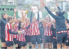  ?? RUGIDOPINC­HA.COM.AR ?? Un bidón de trofeo. Las chicas de Estudiante­s.