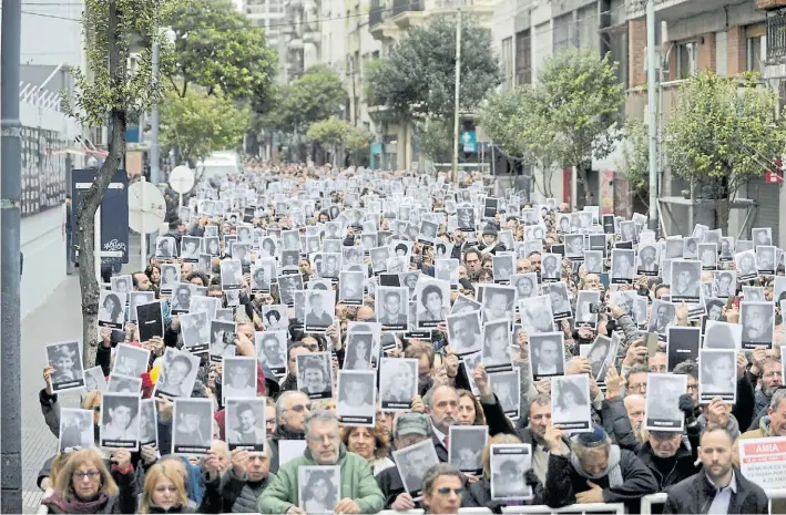  ?? FOTOS: EMMANUEL FERNANDEZ ?? Memoria. Una multitud congregada ayer como cada año frente a la sede de la AMIA, en la calle Pasteur, para un renovado reclamo de justicia.