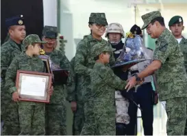  ?? ANDRÉS LOBATO ?? Los menores conviviero­n con los elementos de las Fuerzas Armadas.