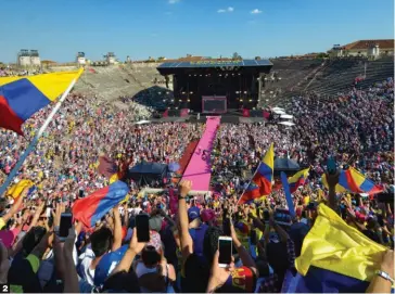  ??  ?? 2 Ecuador tomó la Arena. Impresiona­nte ambiente en Verona para recibir al que se ha convertido en ídolo nacional.