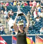  ?? NICK TURCHIARO/USA TODAY SPORTS ?? MUDA: Belinda Bencic mengangkat trofi Rogers Cup.