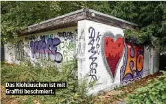  ??  ?? Das Klohäusche­n ist mit Graffiti beschmiert.