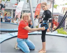  ?? FOTO: AMM ?? Gut gesichert geht es mit dem Bungee-Seil aufs Trampolin.