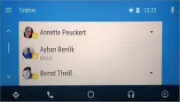  ??  ?? Telefonate lassen sich bequem per Sprachsteu­erung starten, alternativ kann man das Smartphone auch per Hand bedienen.