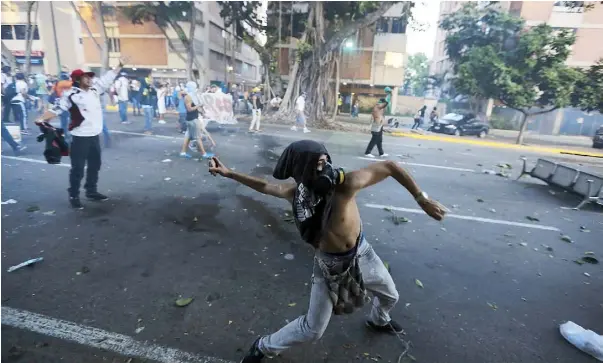  ??  ?? LOS MANIFESTAN­TES exigen que el gobierno ponga en libertad a los estudiante­s arrestados. Desde el miércoles han detenido a unas 100 personas, mientras que hay unos 60 heridos y tres muertos.