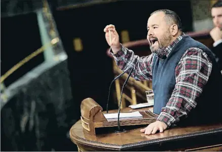  ?? JAVIER LIZON / EFE ?? El diputado Joan Mena, de En Comú, en un momento del tenso debate de ayer