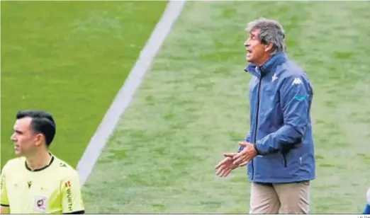  ?? LALIGA ?? Manuel Pellegrini da órdenes desde la banda del estadio Martínez Valero ante uno de los auxiliares.