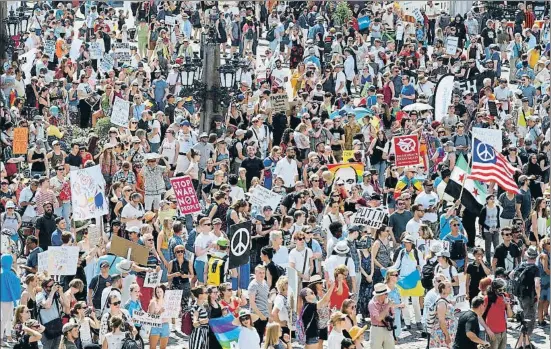  ?? LEONHARD FOEGER / REUTERS ?? Miles de personas se manifestar­on ayer en Helsinki a favor de la paz y en contra de los presidente­s Trump y Putin