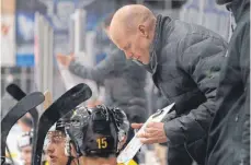  ?? FOTO: DPA ?? Kein Schweiger, ein Erklärer: der neue Eishockey- Bundestrai­ner Toni Söderholm beim Memminger 4:2 über die Schweiz.