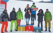  ?? FOTO: SKI-CLUB VILLINGEN ?? Stadtmeist­erin und Stadtmeist­er zusammen mit Oberbürger­meister Jürgen Roth und Vertretern der beiden Ski-Vereine.