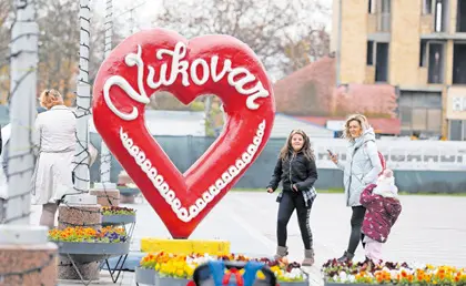  ?? ?? I Vukovar i Mostar primjeri su mentalno podijeljen­ih gradova, ali je u Vukovaru te podjele, za razliku od onih u Mostaru, nemoguće vizualizir­ati