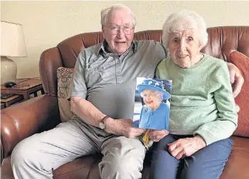  ?? ?? Pride of place
Sandy and Fie with their card from the Queen