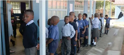  ?? MATHONSI African News Agency (ANA) ?? SUNNYSIDE Primary School Grade 1 pupils on their first day of school. The Competitio­n Commission has urged all schools to stick to government-issued uniform guidelines. | THOBILE