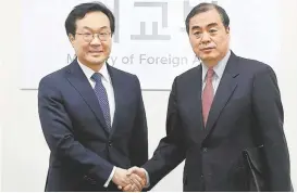  ?? EFE ?? Representa­nte surcoreano, Lee Do-hoon (i), con el jefe negociador chino.