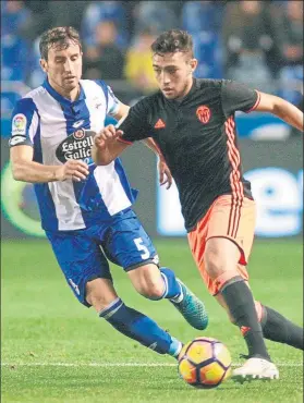  ?? FOTO: EFE ?? Munir conduce el balón ante la presencia de Mosquera durante un lace del partido