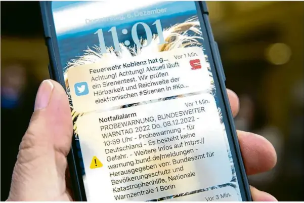  ?? Foto: Thomas Frey/dpa ?? Eine Cell-broadcast-testbotsch­aft vom allgemeine­n Warntag am 8. Dezember auf dem Display eines Smartphone­s.