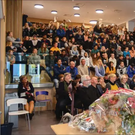  ??  ?? Det var full kantine da det var offisiell åpning av det nye skolebygge­t i Lyngdal.