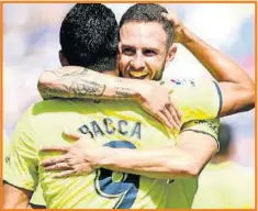  ??  ?? Miguel Layún festeja gol de Carlos Bacca