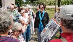  ??  ?? Die Historiker­in Katharina Roth hat die Geschichte der „Ami Siedlung“erforscht und auf fünf Schautafel­n öffentlich zugänglich gemacht.