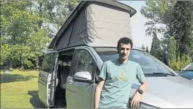  ?? FOTO: PERE PUNTÍ ?? Kilian Jornet posa con la Mercedes Marco Polo, su casa en muchas ocasiones