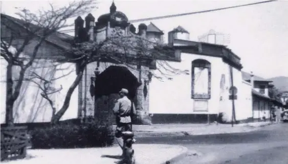  ??  ?? El conjunto del portalón y el reloj de sol ubicados al costado sureste de la Fábrica de Licores, hacia 1970. FOTO DE AUTOR NO DETERMINAD­O. ANDRÉS FERNÁNDEZ PARA LN.