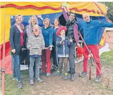  ?? ?? Auch Konrektori­n der St. Andreassch­ule, Sabine Hoffmann (v.l.), Katharina mit Simone Reiß, Skadi Kautz, Schulleite­rin Judith Hemkendeis­Flaskamp, Benedikt mit Alexandra Melcher und Markus Krökel (Spieleciru­s) fiebern der Vorstellun­g entgegen.