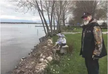  ?? AMELI PINEDA LE DEVOIR ?? La maison de Jean Morin était devenue une véritable petite île lors des inondation­s de 2011. L’eau atteignait plus de 2 pieds autour de la résidence qu’il habite depuis 1970.