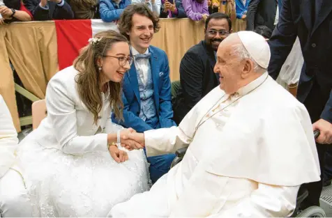  ?? Foto: Vatican Media ?? Der große Moment: Papst Franziskus gratuliert Michaela und Martin Dietrich zur Hochzeit.