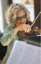  ?? Liz Hafalia / The Chronicle ?? Violinist-composer Irene Sazer rehearses for the world premiere of music from Real Vocal String Quartet’s “Culture Kin” album.