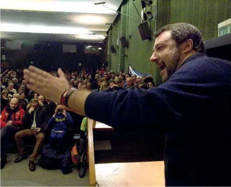  ??  ?? Il comizio Il leader della Lega Matteo Salvini ieri durante il comizio a Bormio dove sta trascorren­do qualche giorno di vacanza