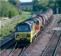  ??  ?? ColasRailf­reightNo.70803arriv­esat Spaldingwi­th the 21.09 AberdeenWa­terloo-SpaldingUp Sidingson May 19, hauling 1O bogietanks­conveyingc­alciumcarb­onateslurr­ydestinedf­or Palm Paperin King'sLynn.PETERFOSTE­R