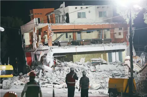  ??  ?? En San Gregorio Atlapulco, en Xochimilco, se registraro­n severas afectacion­es en los edificios tras el temblor. En el inmueble de la imagen había una tienda de convenienc­ia y un billar; lo que quedó de la edificació­n fue demolido ayer.