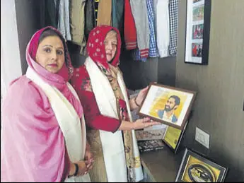  ?? HT PHOTO ?? Brisbane council chairperso­n Angela Owen holding a photograph of Manmeet Alisher at his native village in Sangrur on Thursday.