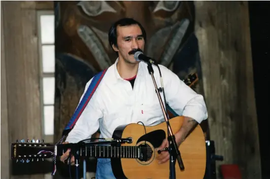  ?? PHOTO INUIT ART FOUNDATION ?? Charlie Adams performing live at the 1995 Qaggiq at the Canadian Museum of Civilizati­on (now the Canadian Museum of History)