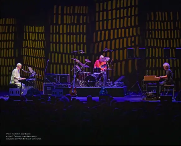  ?? ?? Peter Hammill, Guy Evans e Hugh Banton: interplay magico sul palco dei Van der Graaf Generator.