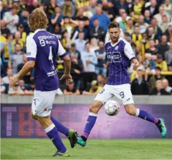  ?? FOTO GOYVAERTS ?? Jan Van den Bergh (rechts) met Arjan Swinkels. Samen vormen ze het betrouwbar­e centrale verdedigin­gsduo bij Beerschot Wilrijk.