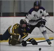  ?? KEN SWART — FOR MEDIANEWS GROUP ?? Bloomfield Hills’ Damien Lanesky, left, battles for possession with Rochester United’s Quinn Pollock during Tuesday’s D1Regional quarterfin­al. The Black Hawks won.