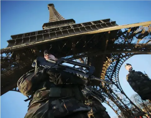  ?? Foto: dpa/Fredrik von Erichsen ?? Höchste Sicherheit­sstufe: Der Eiffelturm in Paris am Tag nach den Anschlägen im Januar 2015