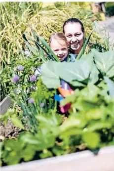  ?? RP-FOTO: ANDREAS BRETZ ?? Nadja Ruba, mit ihrer dreijährig­en Tochter Loreley hinter dem Hochbeet, macht bei dem Projekt „Essbare Stadt“mit.