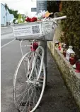  ?? Foto: Silvio Wyszengrad ?? Weiße Fahrräder, sogenannte „Ghost Bikes“, erinnern an vielen Stellen in Augsburg an Radfahrer, die bei Unfällen starben.