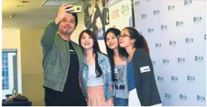  ??  ?? Chen (left) poses with his fans at the special film screening.