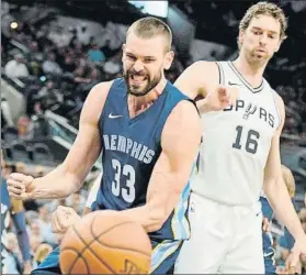  ?? FOTO: EFE ?? Gesto pasional de Marc Gasol durante el partido con su hermano Pau como testigo