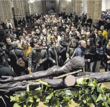  ?? ?? El Cristo Negro, en Santa María, pasada la medianoche. Hubo procesión claustral y besapié.