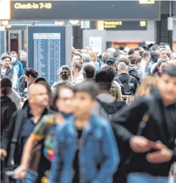  ?? FOTO: MARKUS SCHOLZ/DPA ?? Zu Beginn der Pfingstfer­ien haben sich in Hamburg am Flughafen Warteschla­ngen vor den Check-in-Schaltern und den Sicherheit­skontrolle­n gebildet.