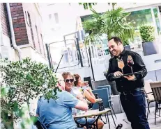  ?? RP-FOTO: ANDREAS BRETZ ?? In der 20 Grad Restobar sitzen die Gäste auch gerne auf der kleinen Terrasse vor dem Restaurant. Es gibt eine spezielle Mittagskar­te.