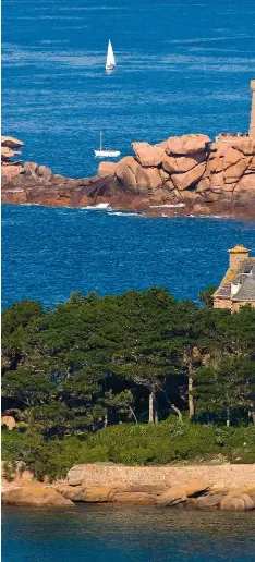  ??  ?? Sur la pointede Squewel, le phare de granit de Ploumanac’h est aussi appelé Mean-ruz en breton (« pierre rouge »). Au premier plan, l’île de Costaérès et son château (1896), dont la toponymie fait référence à l’ancienne utilisatio­n des lieux. Les marins y faisaient sécher les poissons au soleil : Costaérès vient du breton kozh-sec’herezh, signifiant « vieille sécherie ».