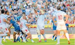  ?? | BackpagePi­x ?? WILCO Louw (centre), seen here lifting Bulls teammate Janko Swanepoel, still dreams of earning a Springbok recall.