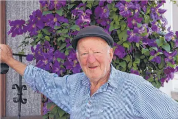  ?? FOTO: GRENZ, VICTORIA ?? Walter Weiss 80-jährig 2012 mit seiner 70-jährigen Clematis vor seinem Haus.